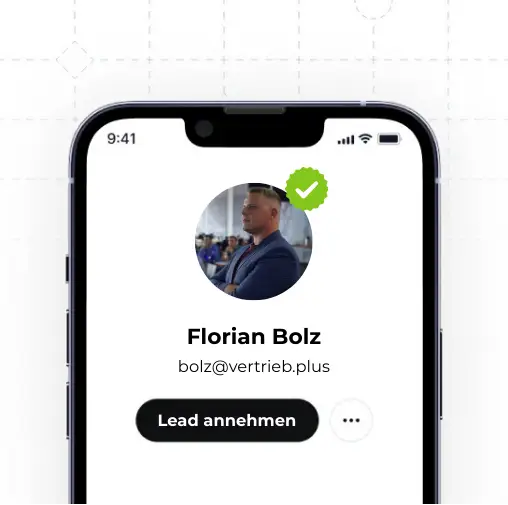 Smartphone-Screen mit Lead-Profil von Florian Bolz in der Vertrieb.plus-App – Button "Lead annehmen"
